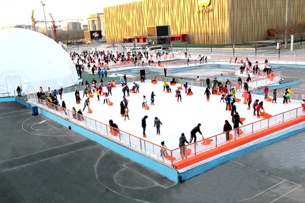 室外滑冰場的冰是怎么做的 室外滑冰場的冰是怎么做的